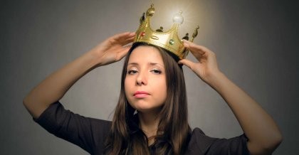 Eine Frau setzt sich eine leuchtende Krone auf. User sind im UI/UX Design neben dem Device der wichtigste Maßstab.
