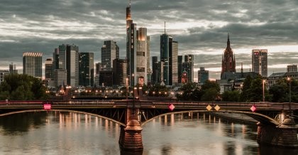 Skyline Frankfurt in der Dämmerung