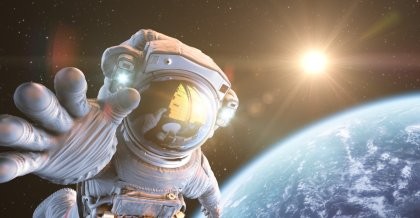 Ein Astronaut schwebt durchs Weltall. Ein Sinnbild für Kosmos-1, die neue Microsoft KI.