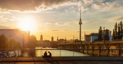 Der Fernsehturm von Berlin hinter einer Brücke im Sonnenuntergang. Webentwicklung ist in Berlin ein florierender Sektor.